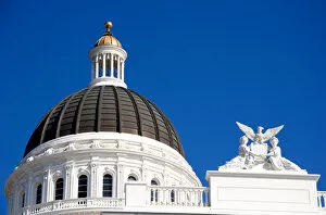 Images Dated 26th May 2006: NA, USA, California, Sacramento. The dome and sculpture on top of the California