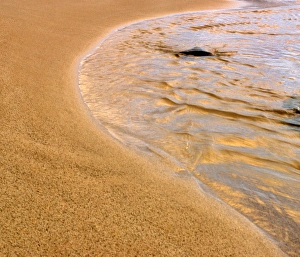Images Dated 25th August 2005: NA, USA, Hawaii, Ocean meeting sandy beach, Kauai