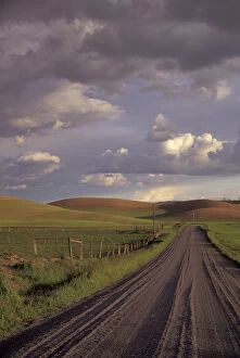 Images Dated 4th November 2004: NA, USA, Idaho, Moscow Country road and clouds in Palouse country
