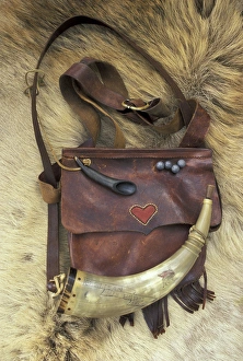 Images Dated 26th May 2004: NA, USA, Kentucky Powder horn, waist pouch, measuring horn and ammunition typical
