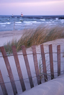 Images Dated 5th January 2005: NA, USA, Michigan, Berrien County, St. Joseph, fence foreground, Lake Michigan and St
