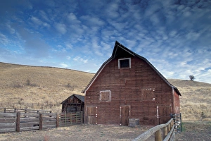 Images Dated 5th January 2005: NA, USA, NE Oregon, Wallowa County, red barn