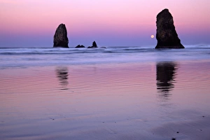 Images Dated 25th August 2005: NA, USA, Oregon, Cannon Beach, Moonset at Sunrise
