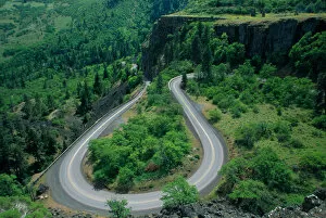 Images Dated 24th May 2005: NA, USA, Oregon. Horseshoe bend of highway 30 from Rowena Plateau