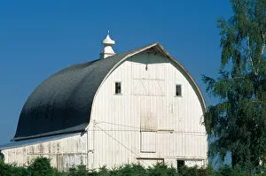 Images Dated 24th May 2005: NA, USA, Oregon. White barn with cupola