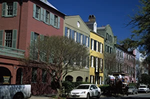 Images Dated 5th April 2004: N.A. USA, South Carolina, Charleston. Colorful historic homes on Rainbow Row