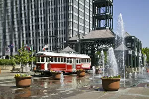 Images Dated 5th May 2005: NA, USA, Tennessee, Memphis, Main Street Trolly and Park