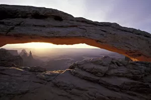 Images Dated 24th August 2004: NA, USA, Utah, Canyonlands National Park. Mesa Arch