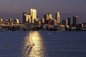 Images Dated 31st August 2003: N.A. USA, Washington, Seattle Seattle skyline and Lake Union viewed from Gas