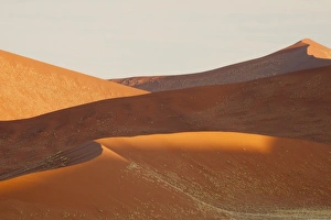 Images Dated 11th September 2009: Namibia, Namib-Naukluft Park, Sossusvlei. Sunrise over the sand dunes