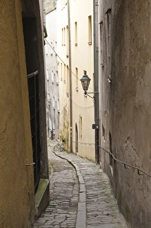 Images Dated 15th October 2010: Narrow street in Passau, Germany