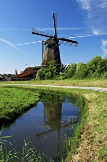 Netherlands, North Holland, Zaanstad, Zaanse Schans, Windmills, Pathway along the canal