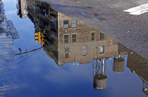 Images Dated 13th November 2007: In New York City. Reflection