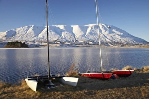 Images Dated 10th July 2009: New Zealand, Canterbury, Catamaran Yachts, Lake Clearwater and Mt Guy