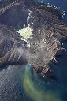 Images Dated 19th October 2009: New Zealand, North Island, Bay of Plenty, Steaming Crater Lake and Outflow, White Island