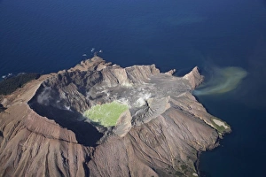 New Zealand, North Island, Bay of Plenty, Steaming Crater Lake and Outflow, White Island