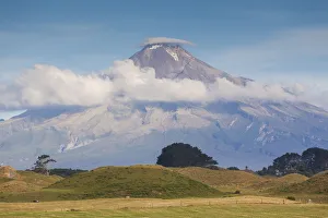 Images Dated 8th February 2016: New Zealand, North Island, New Plymouth-area, Pungarehu, Mt. Taranaki, dusk