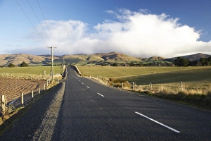 Images Dated 7th July 2009: New Zealand, South Island, South Otago, Waiwera Station Road and Farmland, Waiwera South