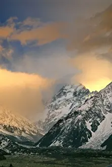 Images Dated 5th November 2011: New Zealand; South Island. Sunrise at Aoraki Mount Cook, New Zealands tallest peak