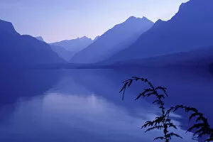Images Dated 24th March 2006: Night sets in as fog envelopes Lake McDonald, in Montanas Glacier National Park