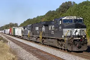 Images Dated 9th November 2010: Norfolk Southern Railway locomotive traveling along Highway 72 west of Mussel Shoals