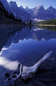 Images Dated 3rd January 2008: North America, Canada, Alberta, Moraine Lake and the Valley of the ten peaks