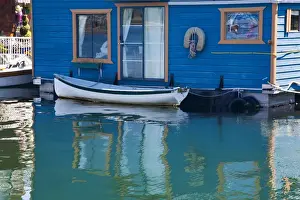 Images Dated 16th July 2009: North America; Canada; Victoria; Decorations on House boats