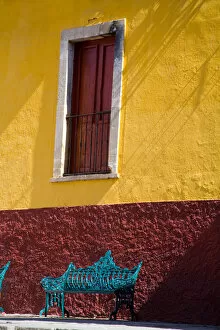 Images Dated 18th February 2006: North America, Mexico, Guanajuato. Sitting bench below colorful house