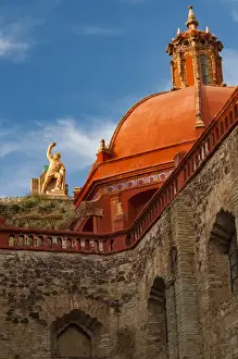 Images Dated 28th December 2011: North America, Mexico, Guanajuato Looking up past a church roof top to the monument