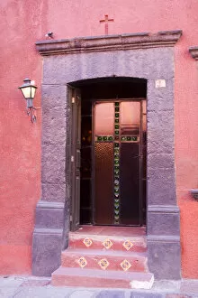 Images Dated 12th February 2006: North America, Mexico, Guanajuato state, San Miguel. A beautiful glass door entrance