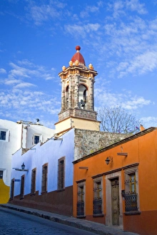 Images Dated 12th February 2006: North America, Mexico, Guanajuato state, San Miguel de Allende. Street scene with
