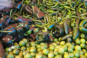 Images Dated 14th February 2006: North America, Mexico, Guanajuato state, San Miguel de Allende. A display of chilies