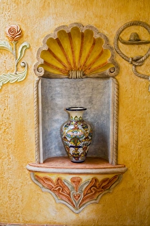 Images Dated 15th February 2006: North America, Mexico, Guanajuato state. Ceramics on display in a shop on the road