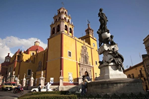 Images Dated 28th October 2010: North America, Mexico, Guanajuato State, Guanajuato, Cathedral of Guanajuato and fountain