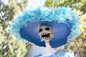Images Dated 1st November 2010: North America, Mexico, Guanajuato State, San Miguel de Allende, Giant catrina skeleton