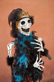 Images Dated 1st November 2010: North America, Mexico, Guanajuato State, San Miguel de Allende, Giant catrina skeleton