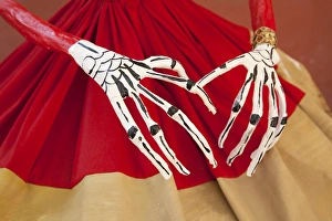 Images Dated 1st November 2010: North America, Mexico, Guanajuato State, San Miguel de Allende, hands of giant catrina