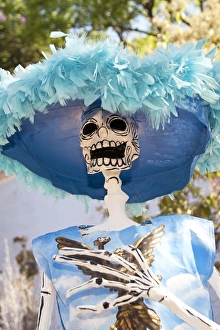 Images Dated 1st November 2010: North America, Mexico, Guanajuato State, San Miguel de Allende, Giant catrina skeleton