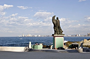 Images Dated 8th December 2006: North America, Mexico, Mazatlan. New Monument at the Glorieta Sanchez Taboada