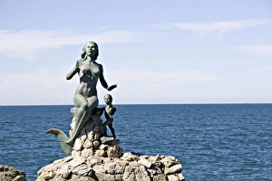 Images Dated 10th December 2006: North America, Mexico, Mazatlan. Mermaid monument at the Glorieta Sanchez Taboada
