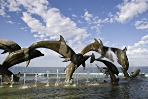 Images Dated 8th December 2006: North America, Mexico, Mazatlan. The Continuation of Life Monument on Paseo Claussen