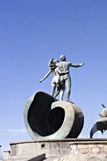 Images Dated 10th December 2006: North America, Mexico, Mazatlan. The Continuation of Life Monument on Paseo Claussen