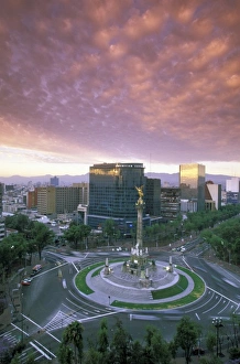 Images Dated 12th November 2009: North America, Mexico, Mexico City, Paseo de la Reforma. Monumento de la Independencia