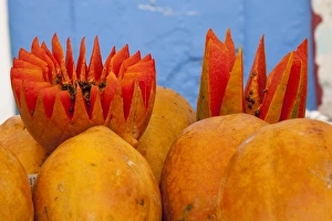 Images Dated 4th November 2009: North America, Mexico, Oaxaca Province, Oaxaca, papaya on display in market