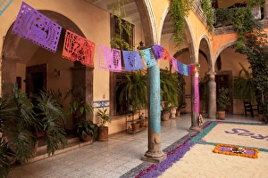 Images Dated 2nd November 2010: North America, Mexico, San Miguel de Allende, traditional courtyard adorned with