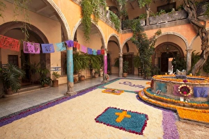 Images Dated 2nd November 2010: North America, Mexico, San Miguel de Allende, traditional courtyard adorned with