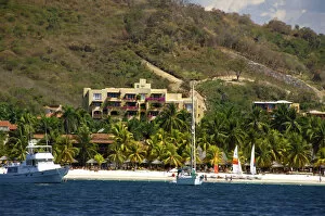 Images Dated 11th February 2007: North America, Mexico, State of Guerrero, Zihuatanejo. Resort lined coast of Zihuatanejo