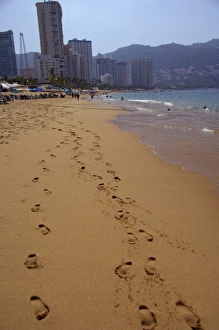 Images Dated 10th February 2007: North America, Mexico, State of Guerrero, Acapulco. Popular beach area in the Golden