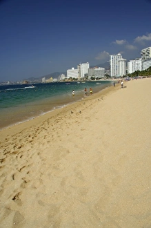North America, Mexico, State of Guerrero, Acapulco. Popular beach area in the Golden
