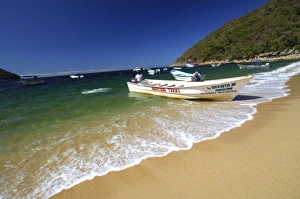 Images Dated 12th February 2007: North America, Mexico, State of Jalisco, Puerto Vallarta. Green waters of Yelapa Beach